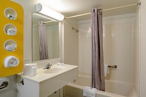 Combined shower/tub, towels - Motel 6 Palatine, IL - Chicago Northwest (Palatine)