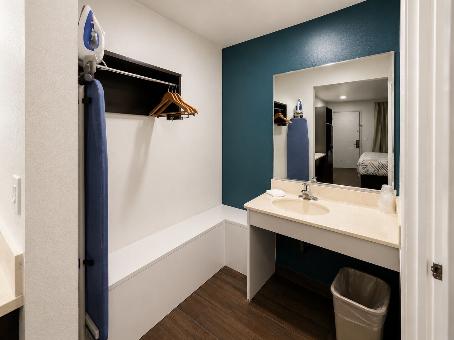 Combined shower/tub, free toiletries, hair dryer, towels