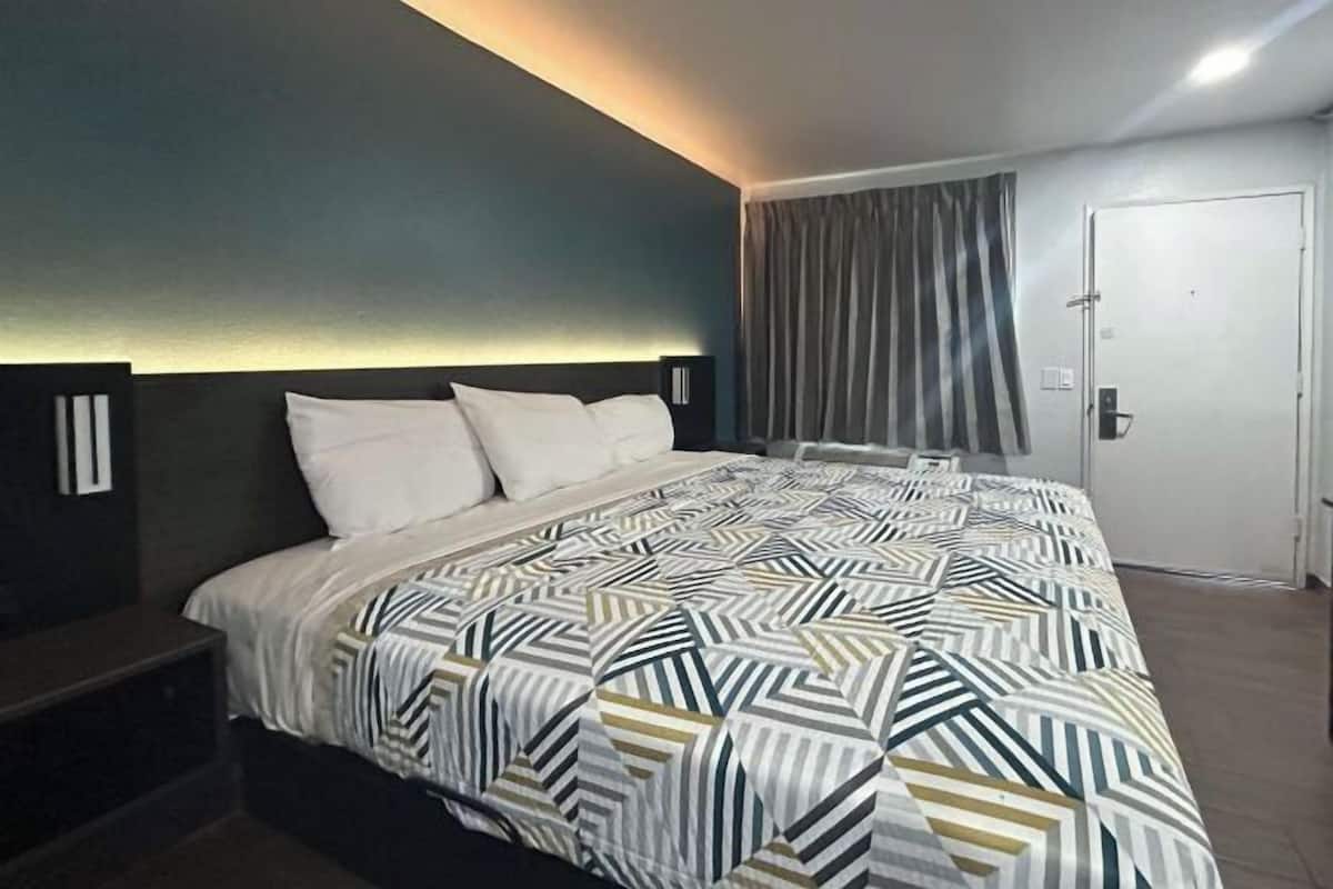 Desk, blackout drapes, free WiFi, bed sheets