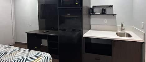 Escritorio, cortinas blackout, wifi gratis y ropa de cama