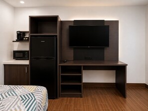 Desk, blackout drapes, free WiFi, bed sheets - Value Stay Inn Extended Stay Hemet (Hemet)