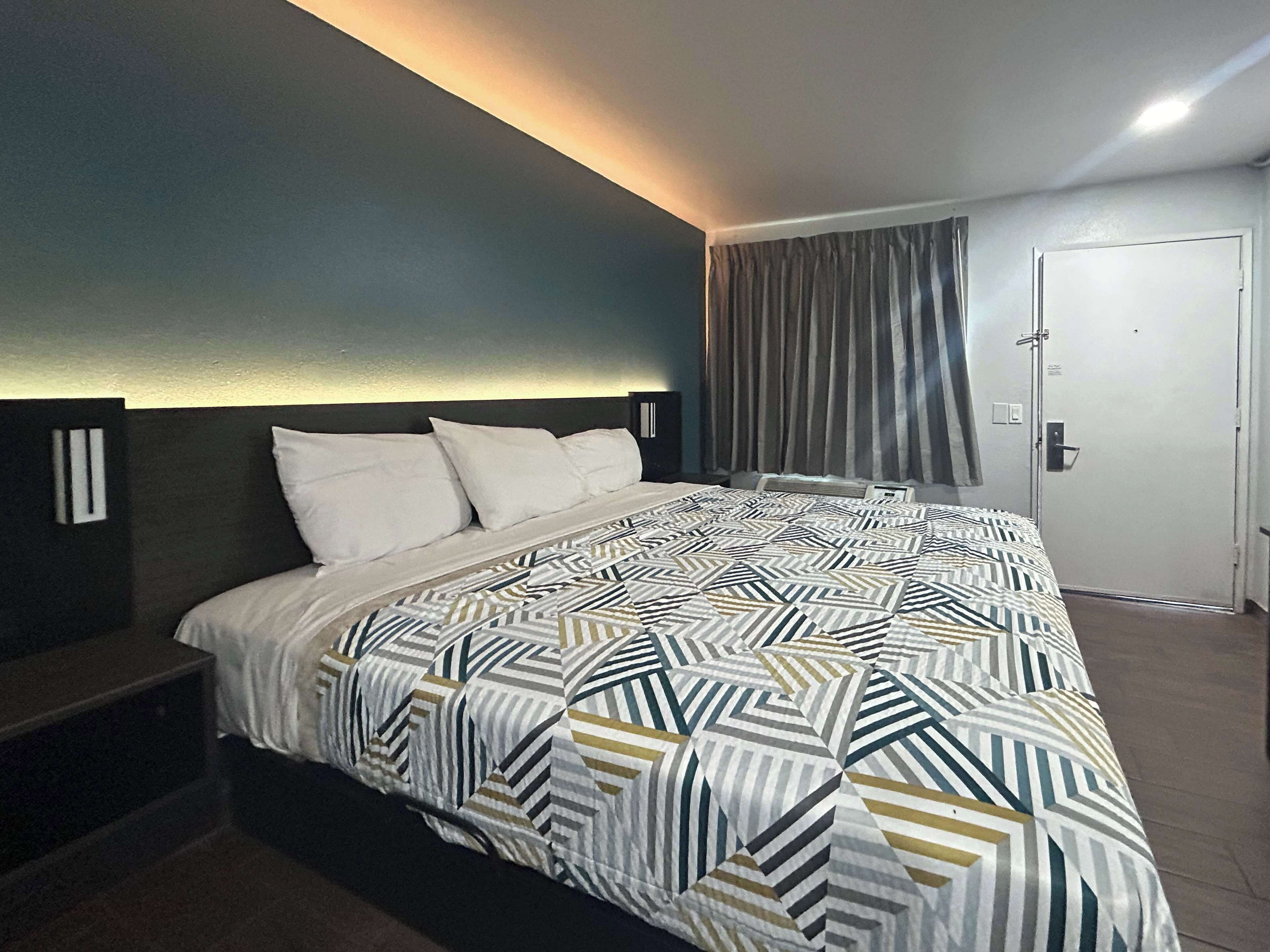 Skrivebord, blendingsgardiner, wi-fi (inkludert) og sengetøy