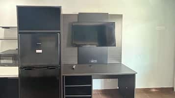 Työpöytä, pimennysverhot, ilmainen Wi-Fi, vuodevaatteet