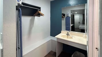 Kombinert dusj/badekar, toalettartikler (inkludert) og hårføner