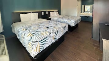 Työpöytä, pimennysverhot, ilmainen Wi-Fi, vuodevaatteet