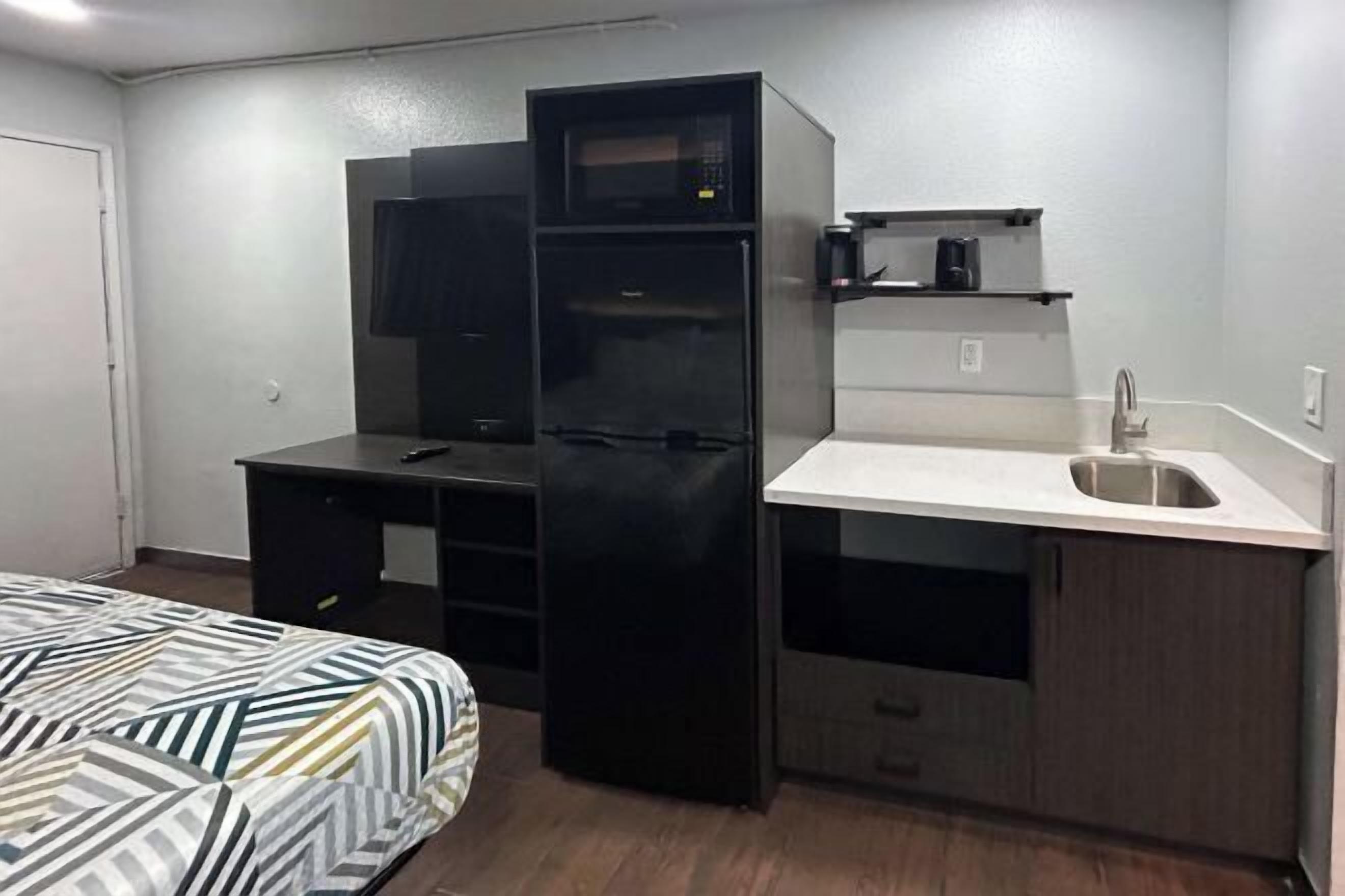 Desk, blackout drapes, free WiFi, bed sheets