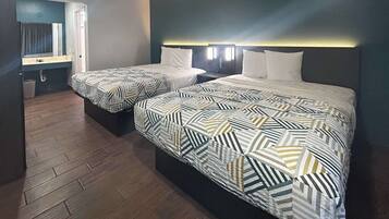 Työpöytä, pimennysverhot, ilmainen Wi-Fi, vuodevaatteet