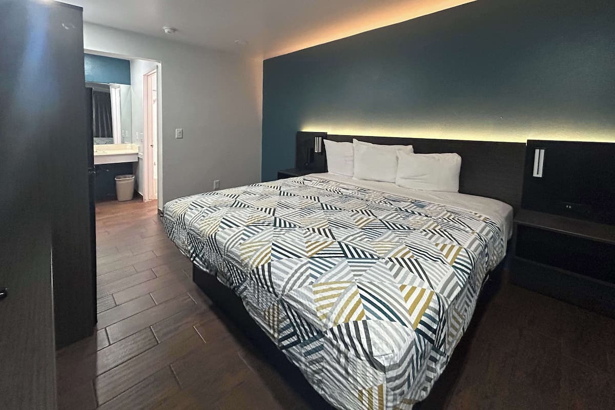 Desk, blackout drapes, free WiFi, bed sheets