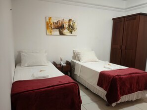 Standard Twin Room, 2 Twin Beds | Blackout drapes, iron/ironing board, free WiFi - Machado's Plaza Hotel (Belém)