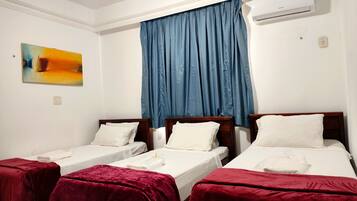 Quarto triplo standard, 3 camas de solteiro (XXXXXX) | Cortinas blackout, ferros/tábuas de passar roupa, Wi-Fi de cortesia