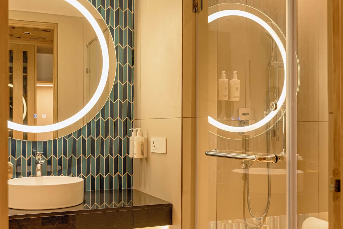 luxury room | bathroom | shower, free toiletries, hair dryer, towels