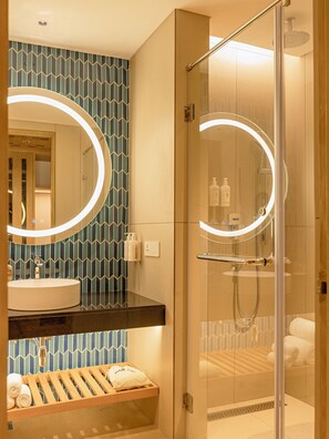 Marigold Silver | Baño | Regadera, amenidades de baño gratuitas, secadora de cabello, toallas 