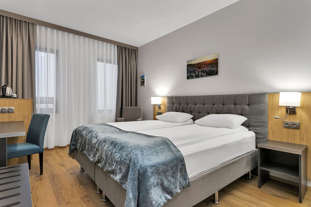 standard double or twin room | desk, laptop workspace, blackout curtains, iron/ironing board