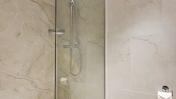 Standaard kamer, 1 twee- of 2 eenpersoonsbedden | Badkamer | Een douche, een haardroger, handdoeken