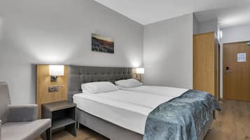 Phòng đôi hoặc 2 giường đơn Tiêu chuẩn | Bàn, khu vực làm việc phù hợp cho laptop, màn/rèm cản sáng