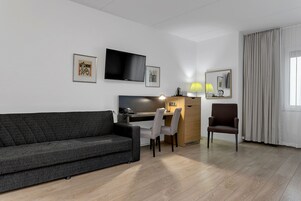 Escritorio, espacio para trabajar con laptop y cortinas blackout 