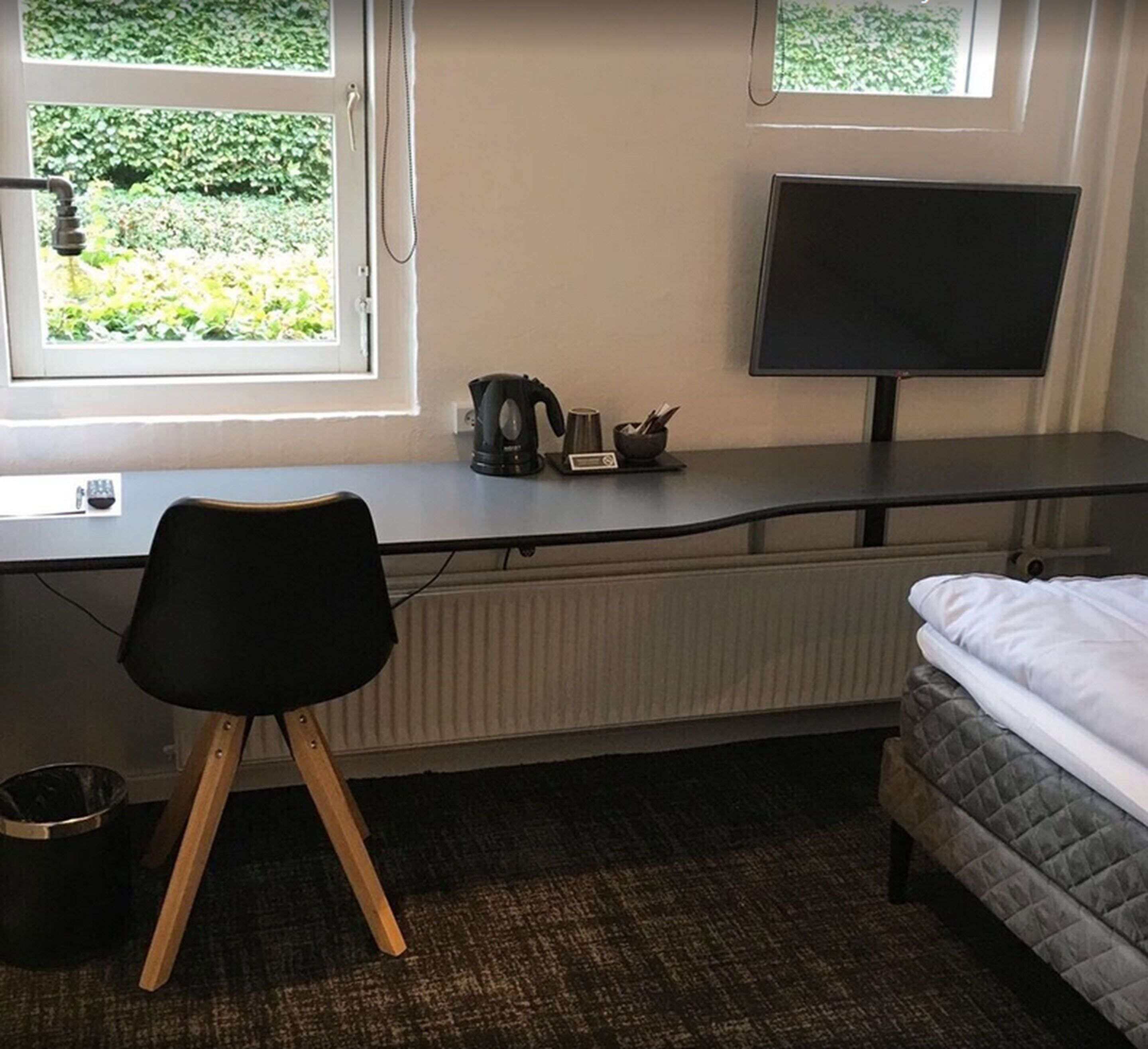 2 bedrooms, hypo-allergenic bedding, desk, iron/ironing board