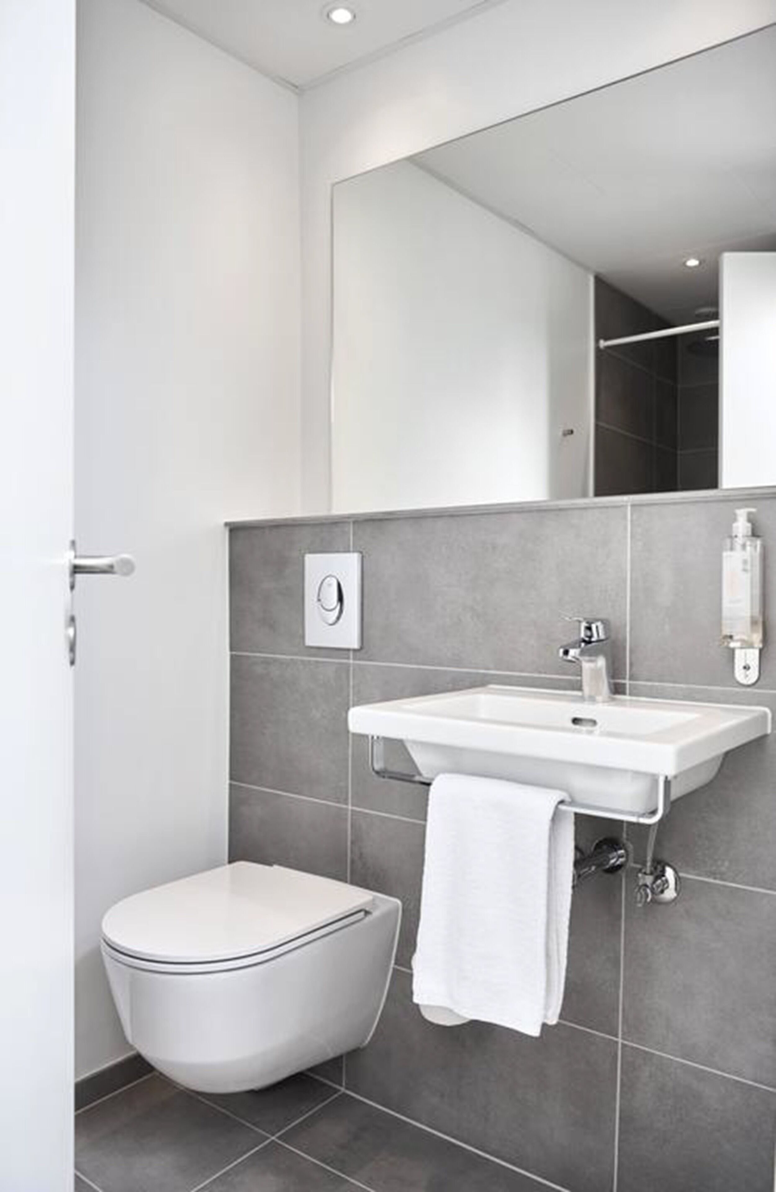 single room | bathroom | shower, eco-friendly toiletries, hair dryer, towels