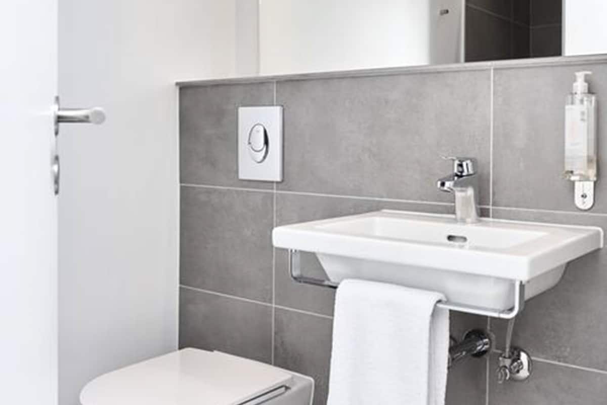 single room | bathroom | shower, eco-friendly toiletries, hair dryer, towels