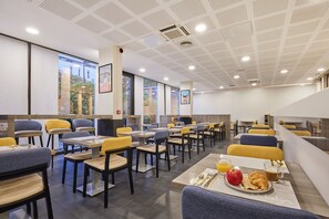 Petit déjeuner buffet (14 EUR par personne)