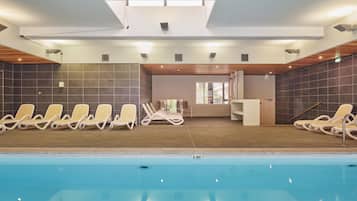 Indendørs pool, åben fra kl. 10.00 til kl. 22.00, liggestole