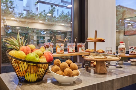 Desayuno buffet diario (EUR 14 por persona). Appart'hôtel Odalys City - Lyon Centre Confluence