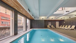 室内游泳池,10:00 至 22:00 开放,日光浴躺椅
