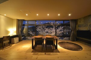 Premium bedding, down comforters, in-room safe, desk