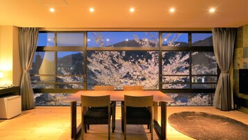 Premium bedding, down comforters, in-room safe, desk