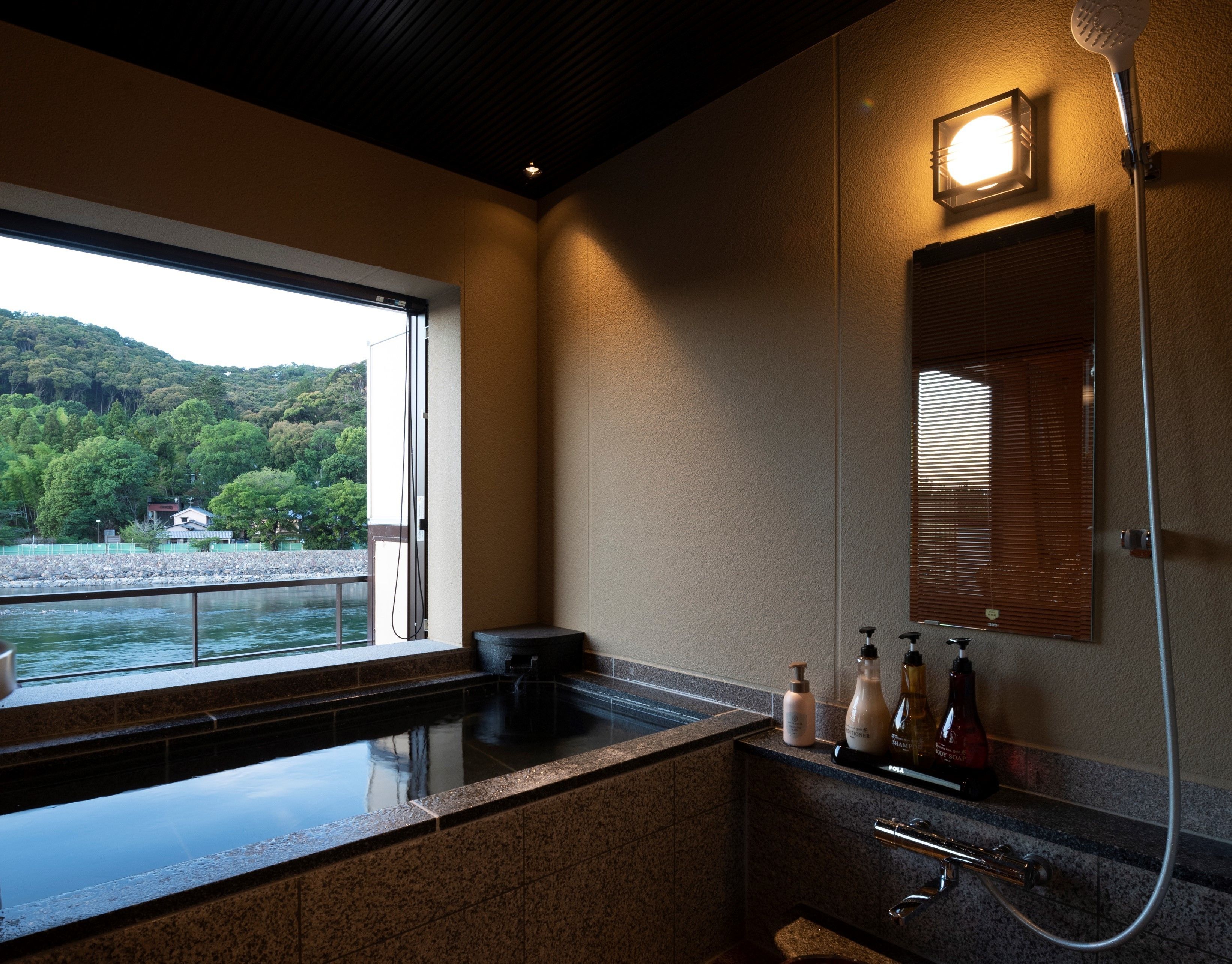 Artículos de higiene personal gratuitos, secador de pelo y albornoces