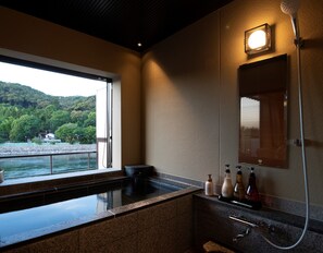 Free toiletries, hair dryer, bathrobes, electronic bidet - Kyoto Uji Hanayashiki Ukifune-en (Uji)