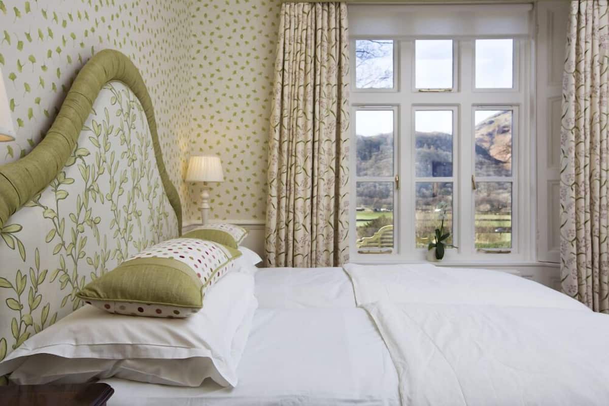 Luxury Double or Twin Room, 1 Bedroom, Mountain View | Desk, soundproofing, iron/ironing board (on request), WiFi (free)