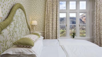 Luxe kamer, 1 twee- of 2 eenpersoonsbedden, 1 slaapkamer, uitzicht op bergen | Een bureau, geluiddichte muren, een strijkplank/strijkijzer, gratis wifi