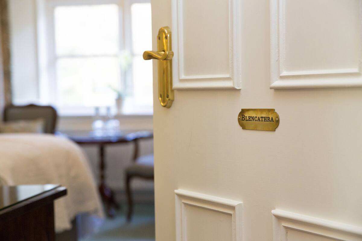 Deluxe Double or Twin Room, 1 Bedroom, Garden View | Desk, soundproofing, iron/ironing board (on request), WiFi (free)