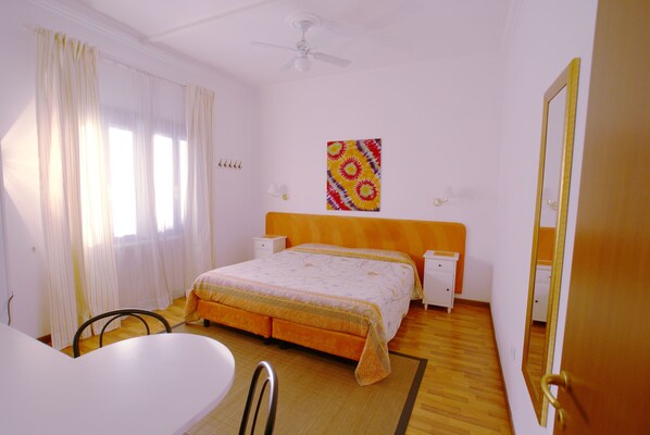 ميني بار وخزنة داخل الغرفة ومكواة/لوح كي وأسرّة أطفال/رضّع