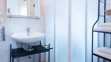 Doppelzimmer | Badezimmer | Dusche, kostenlose Toilettenartikel, Haartrockner, Handtücher