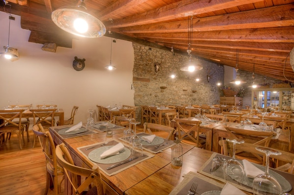 Breakfast, lunch, dinner served; Italian cuisine, garden views