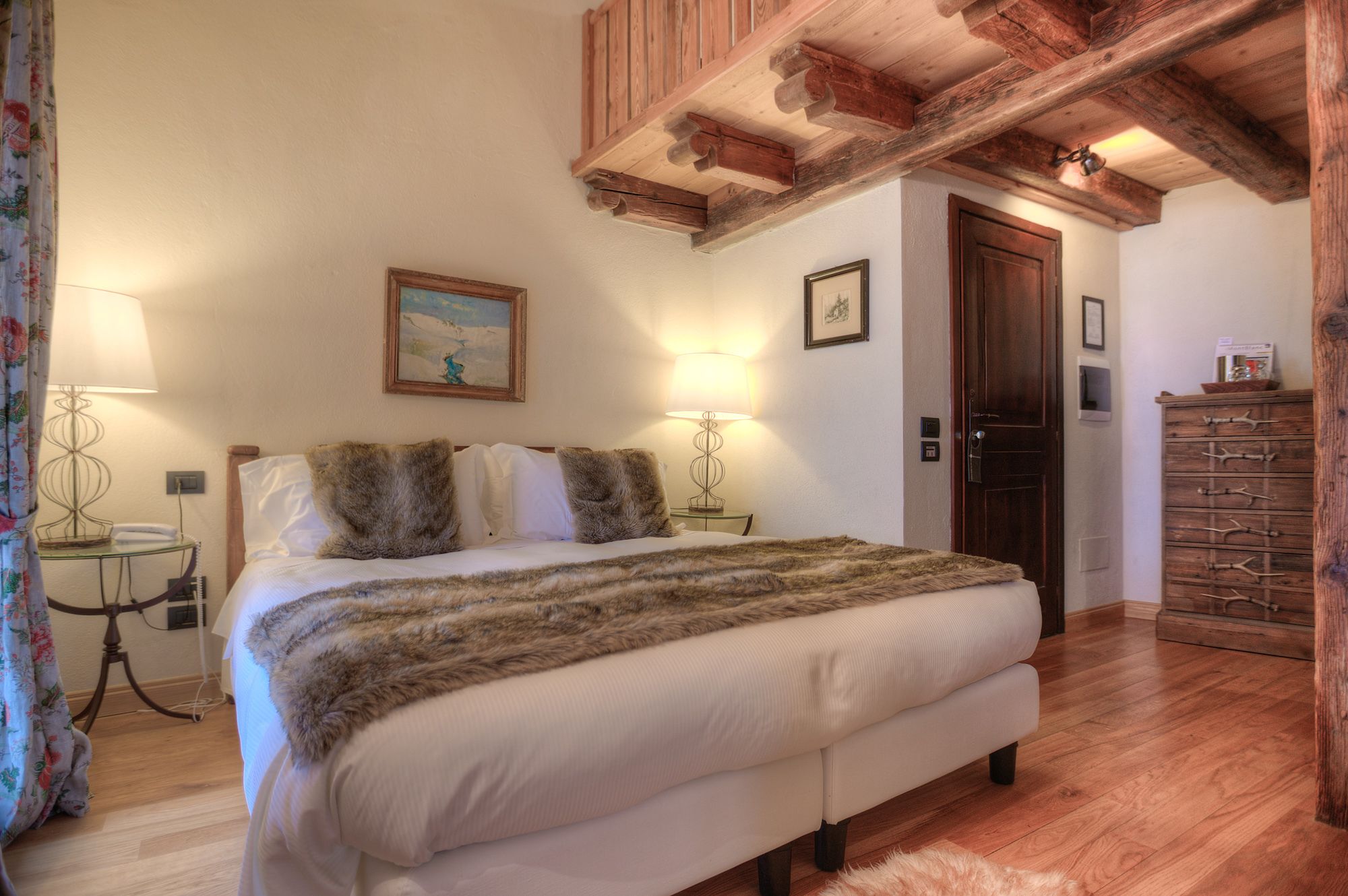 Suite junior | Caja de seguridad en la habitación y decoración personalizada 