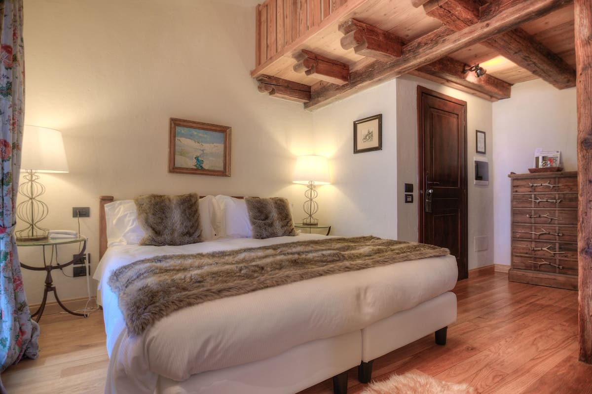 junior suite | in-room safe, individually decorated, individually furnished, desk