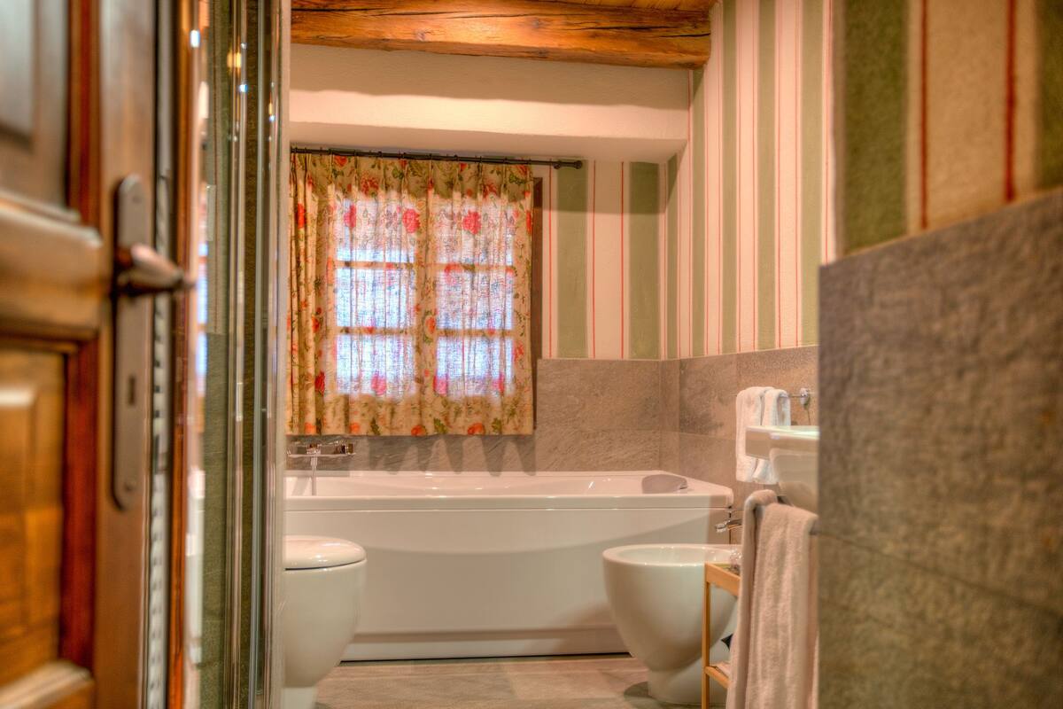 Habitación familiar | Baño | Amenidades de baño gratuitas, secadora de cabello, pantuflas, bidet