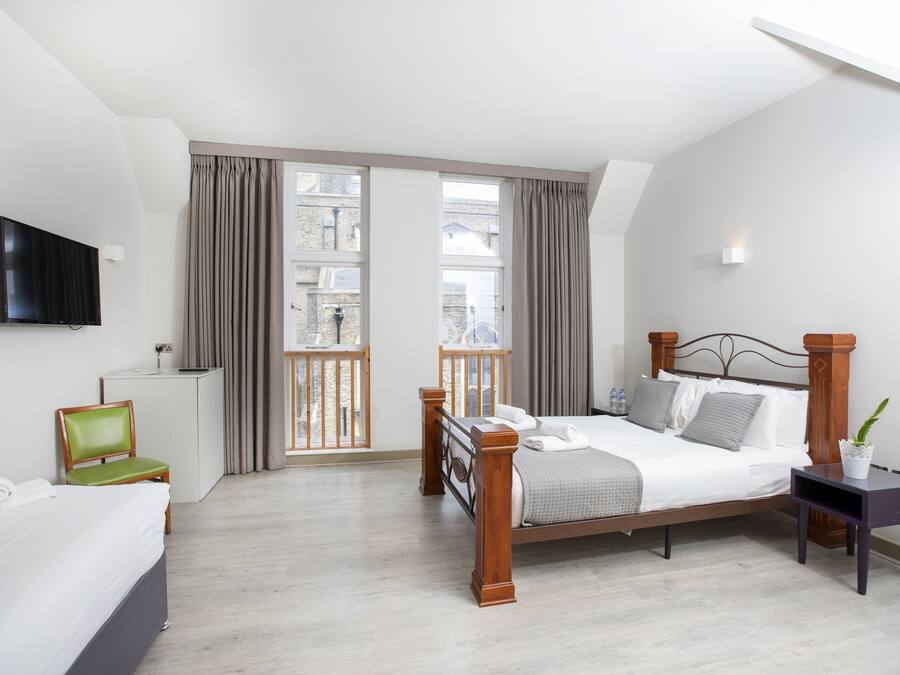 Luxury Studio | Soundproofing, iron/ironing board, cots/infant beds, rollaway beds