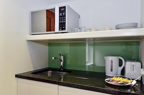 Fridge, microwave, coffee/tea maker, cookware/dishes/utensils - Arch hotel (London)