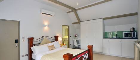 Luxury Studio | Soundproofing, iron/ironing board, cribs/infant beds, rollaway beds