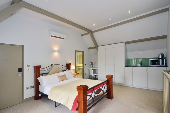 Soundproofing, iron/ironing board, cribs/infant beds, rollaway beds - Arch hotel (London)