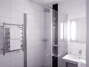 Buồng tắm vòi sen, máy sấy tóc, sàn nhà có sưởi, khăn tắm