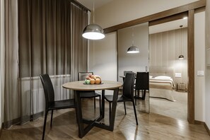 公寓, 1 间卧室 | 起居区 | 29-英寸液晶电视 (配备卫星频道)、电视