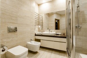 Appartement, 1 slaapkamer | Badkamer | Een douche, gratis toiletartikelen, een haardroger, badjassen