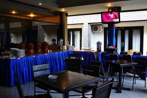 Indonesian cuisine, pool views