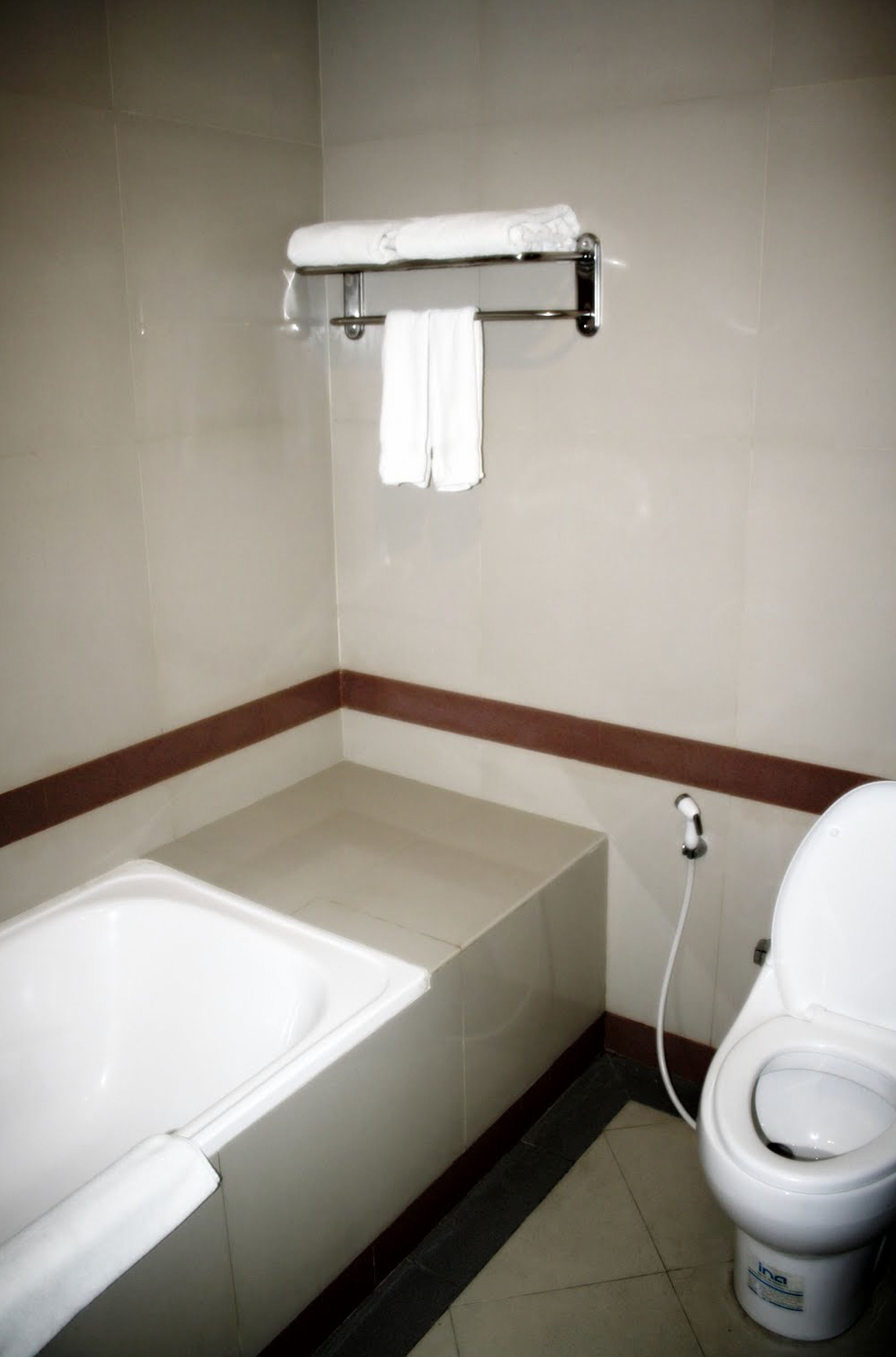 combined shower/bathtub, free toiletries, towels