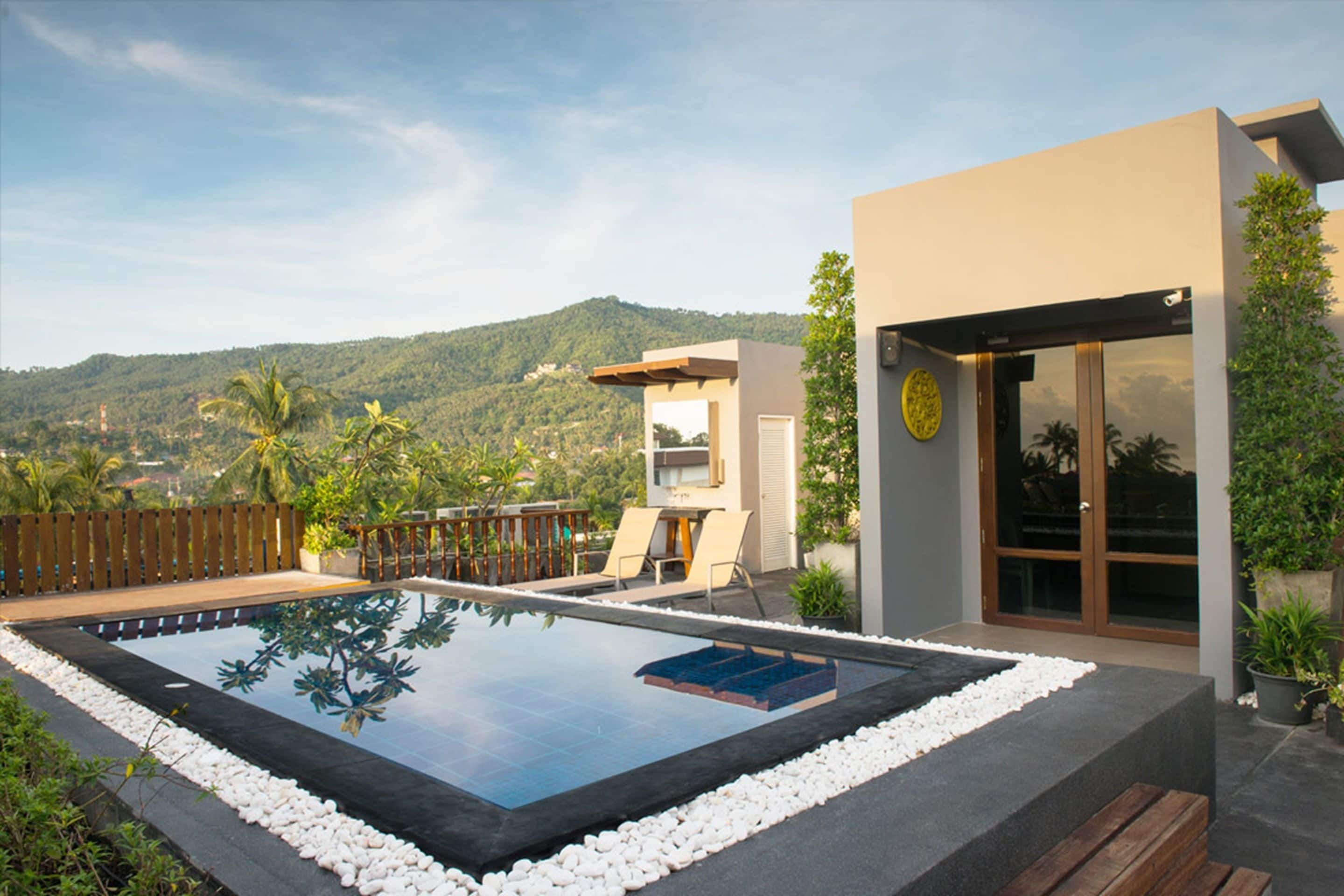Una piscina techada, una piscina al aire libre